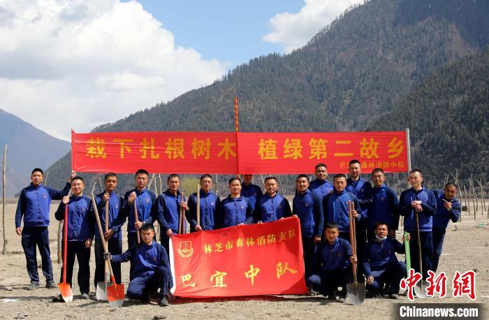 林芝市巴宜區(qū)森林消防中隊(duì)志愿服務(wù)隊(duì)合影留念。　西繞拉翁 攝