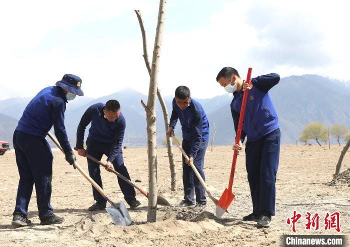 林芝市巴宜區(qū)森林消防中隊志愿服務(wù)隊正在平坑。　西繞拉翁 攝