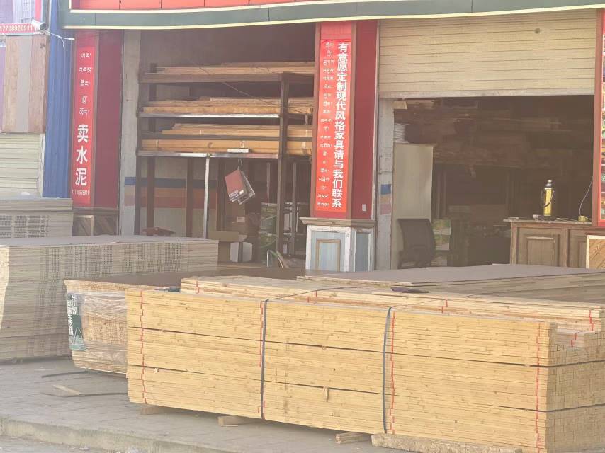 白朗縣頗羅鼐大道西段人行道擺放建材。圖片由留言網(wǎng)友提供