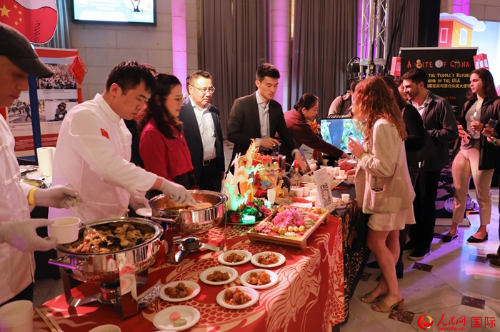 使館工作人員詳細(xì)為現(xiàn)場(chǎng)美食家和來賓講解菜品色香味特點(diǎn)、原料特色、烹制手法及其中蘊(yùn)含的中華美食文化。人民網(wǎng)記者 李志偉攝