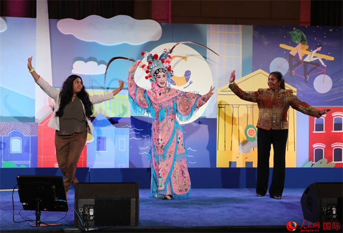 當(dāng)?shù)厝A人京劇社團(tuán)的青年演員現(xiàn)場(chǎng)表演京劇選段，并與現(xiàn)場(chǎng)觀眾近距離互動(dòng)。人民網(wǎng)記者 李志偉攝