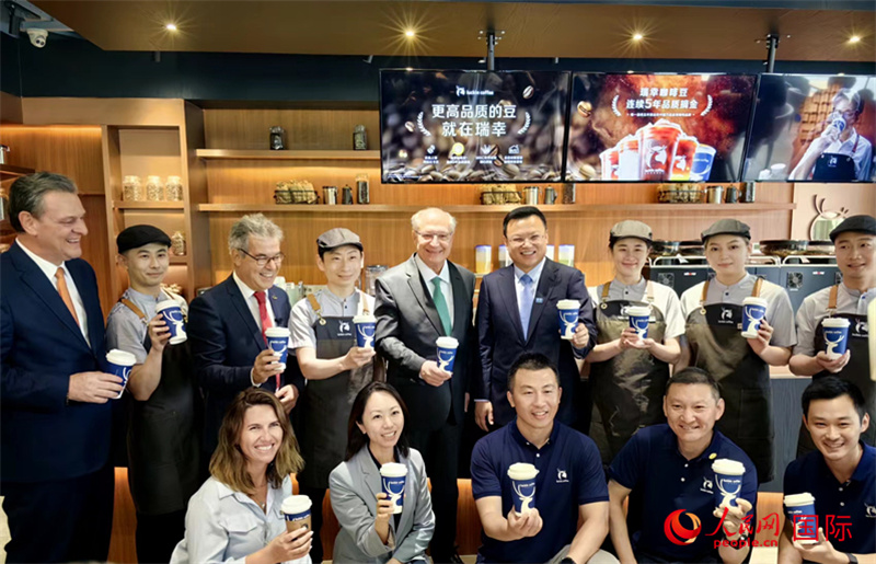 巴西副總統(tǒng)阿爾克明在北京某咖啡店推廣巴西咖啡。人民網(wǎng)記者 符園園攝