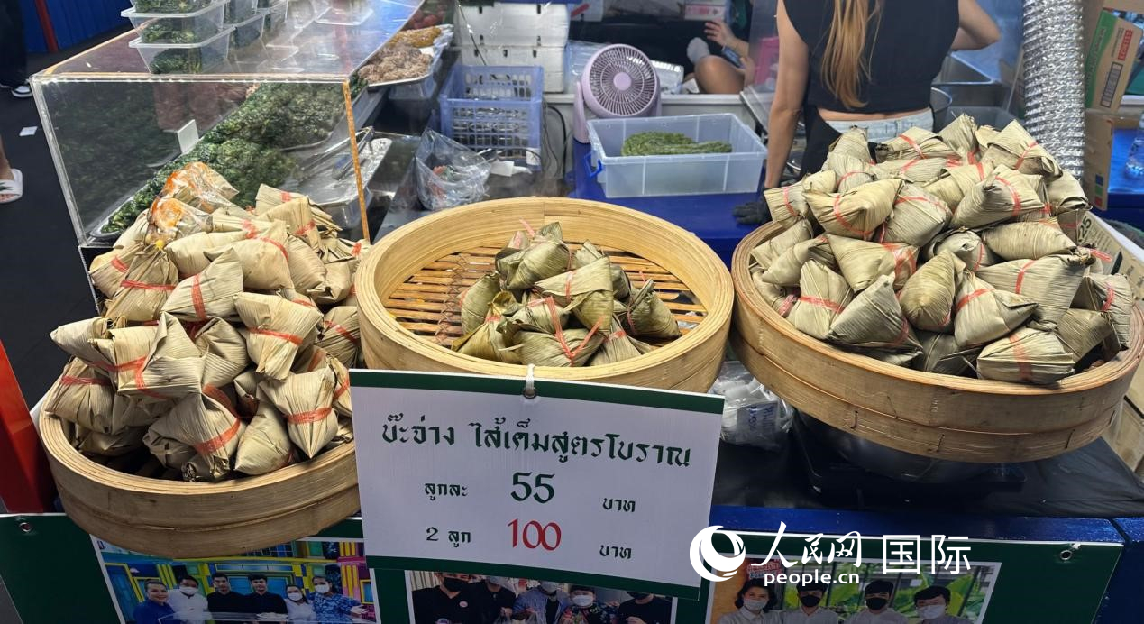 泰國(guó)街頭小吃店售賣(mài)粽子。人民網(wǎng)記者 簡(jiǎn)承淵攝