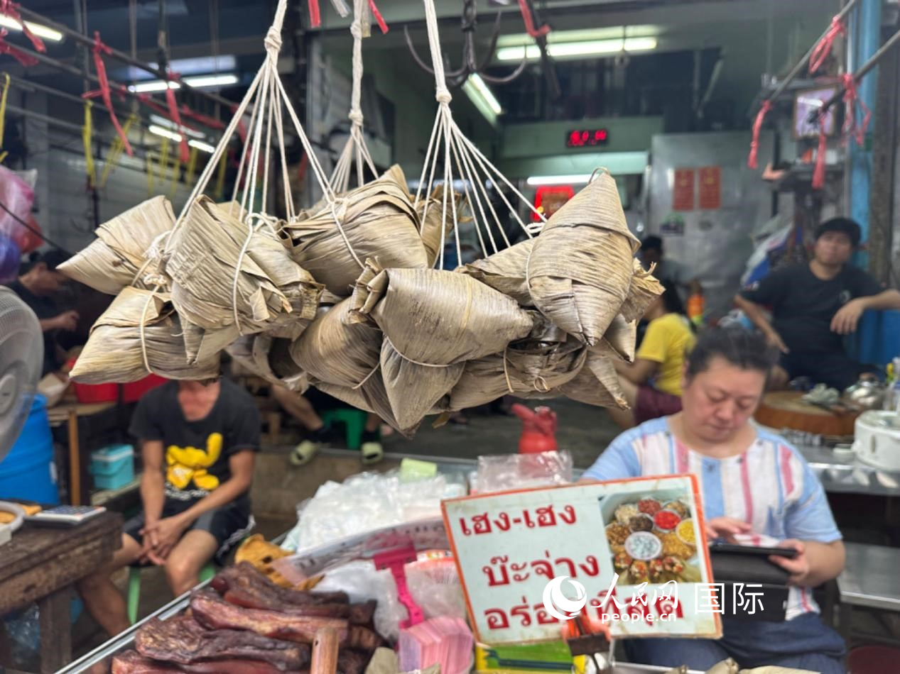 唐人街店鋪售賣(mài)的粽子。人民網(wǎng)記者 簡(jiǎn)承淵攝