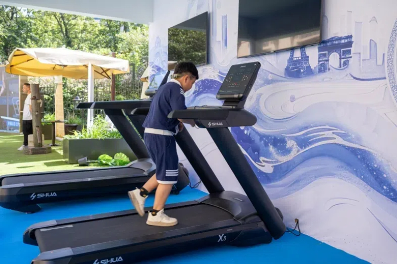 小朋友在智慧體育公園體驗(yàn)跑步機(jī)。巴黎