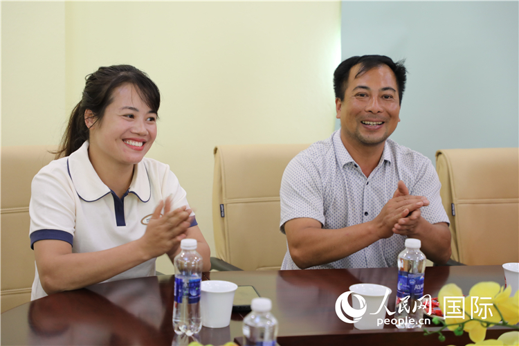 越南沙巴市黃連寄宿制民族小學(xué)老師阮氏秋姮、阮文享。人民網(wǎng)記者簡承淵攝