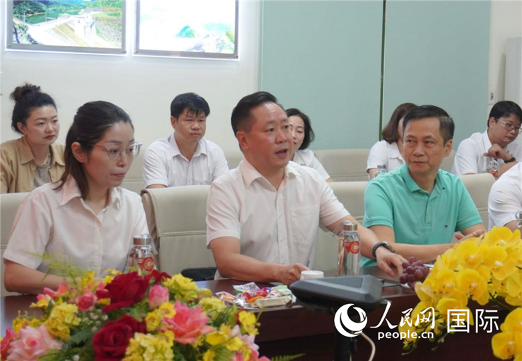 越中電力公司董事長李志雄（前排左二）介紹越南電力情況。葛沙莎攝