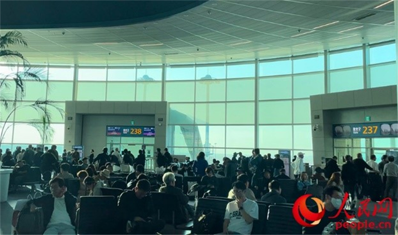 仁川機場等待登機的旅客。人民網(wǎng) 李帆攝