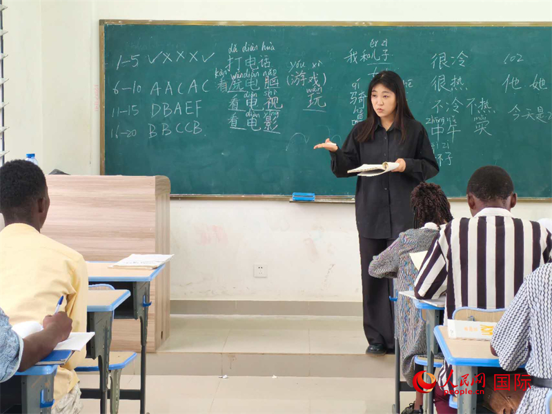 中國(guó)老師在給學(xué)生們講課。人民網(wǎng)記者 黃培昭攝
