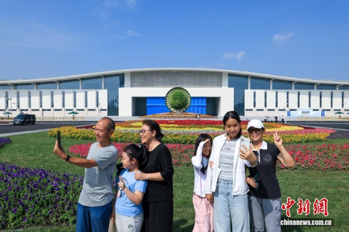 8月31日，天津，市民在2025年上海合作組織峰會主會場外自拍。當(dāng)日，2025年上海合作組織峰會在天津舉行。<a target='_blank' href='/'><p  align=