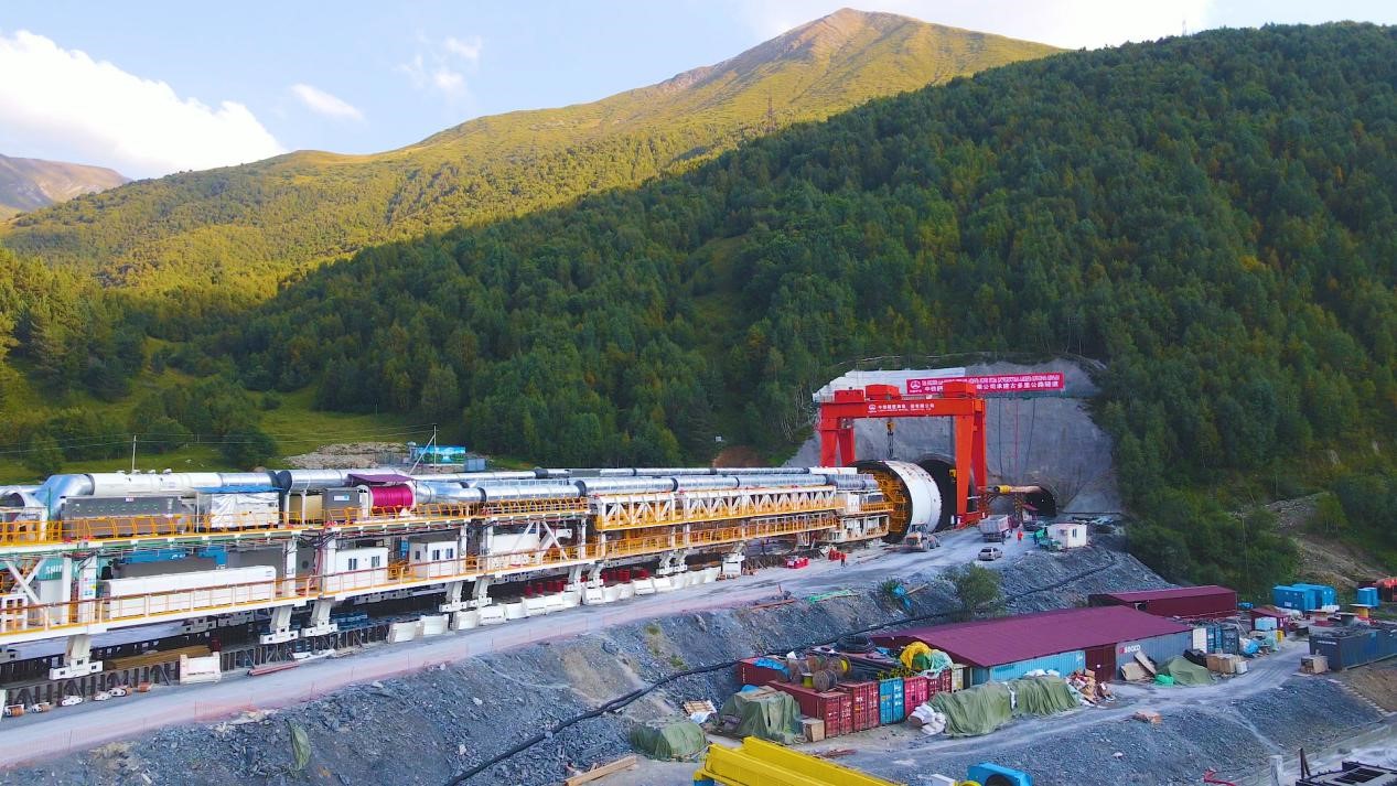 “高加索號(hào)”單護(hù)盾硬巖掘進(jìn)機(jī)（TBM）。中鐵隧道局格魯吉亞KK公路隧道項(xiàng)目部供圖