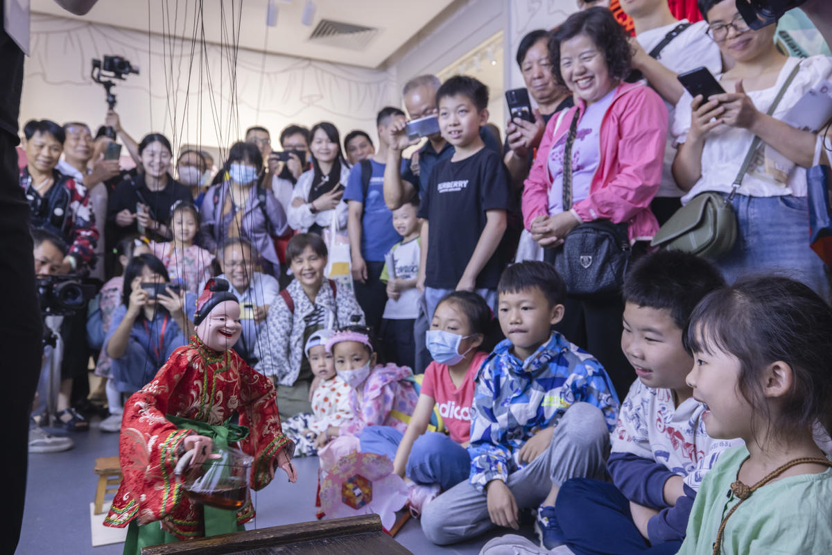 5月1日，廣州市白鵝潭大灣區(qū)藝術(shù)中心非物質(zhì)文化遺產(chǎn)館內(nèi)，精彩的梅縣提線木偶戲表演吸引了眾多游客駐足觀賞。 來(lái)源：人民圖片網(wǎng)