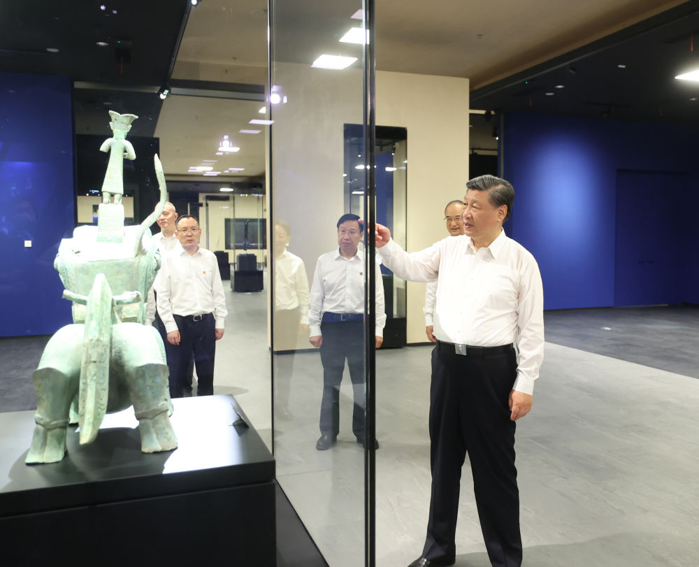 2023年7月26日，習(xí)近平總書記在四川省德陽市考察了三星堆博物館，了解當(dāng)?shù)貧v史文化遺址發(fā)掘研究、文物保護(hù)修復(fù)等情況。