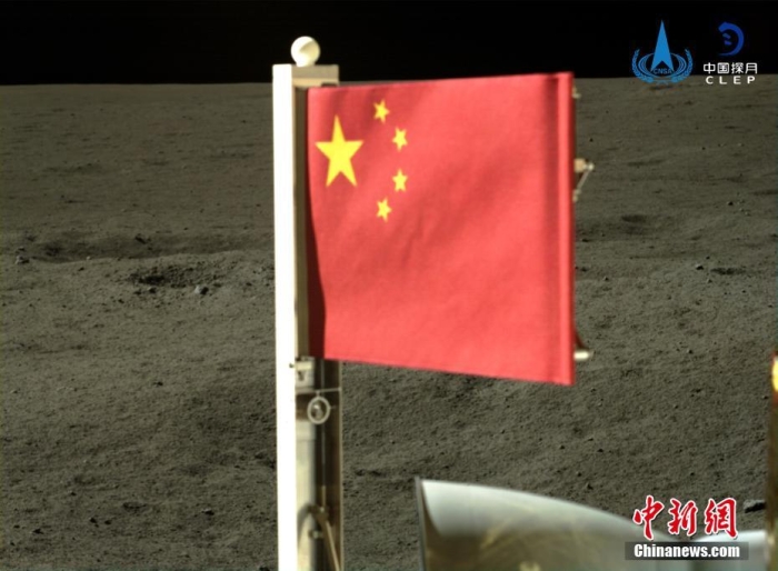 6月4日，中國國家航天局公布了嫦娥六號探測器在月球背面的五星紅旗展示影像。鮮艷的五星紅旗再次閃耀月球，這也是中國首次在月球背面獨立動態(tài)展示國旗。<a target='_blank' href='/'><p  align=
