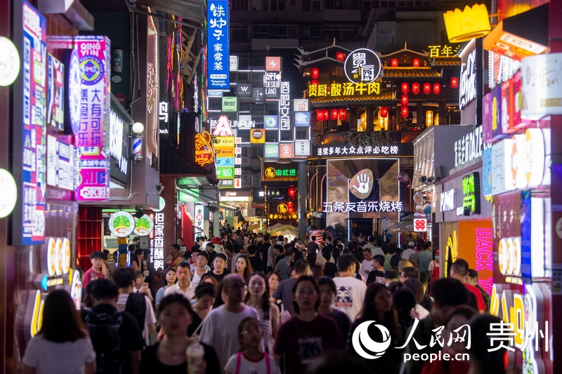 6月21日，貴陽，青云市集內(nèi)游人如織。人民網(wǎng)記者 翁奇羽攝