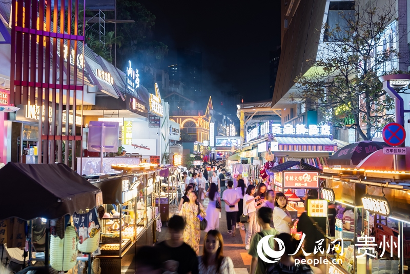 6月21日，夜幕下人頭攢動的貴陽市太平路街區(qū)。人民網(wǎng)記者 涂敏攝