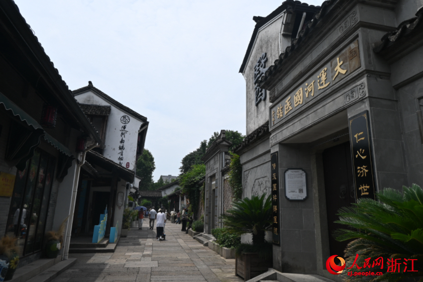 運(yùn)河邊的老建筑被完好保存下來。人民網(wǎng)記者 張麗瑋攝