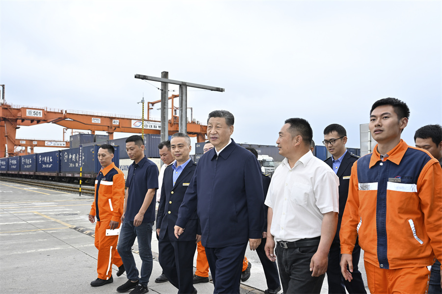 2024年4月22日至24日，中共中央總書記、國家主席、中央軍委主席習(xí)近平在重慶考察。這是22日下午，習(xí)近平在重慶國際物流樞紐園區(qū)重慶鐵路集裝箱中心站，同貨車司機、列車司機、裝卸工人、場站管理人員等親切交流。新華社記者 岳月偉 攝