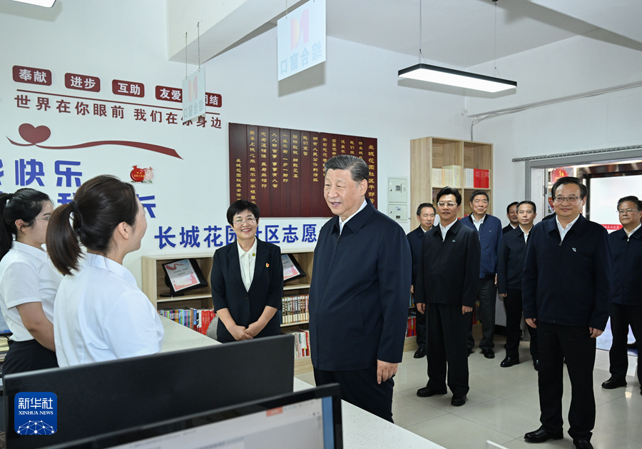 2024年6月19日下午，習(xí)近平在寧夏銀川市金鳳區(qū)長(zhǎng)城花園社區(qū)黨群服務(wù)中心便民服務(wù)廳了解社區(qū)開(kāi)展便民惠民服務(wù)等情況。新華社記者 謝環(huán)馳 攝
