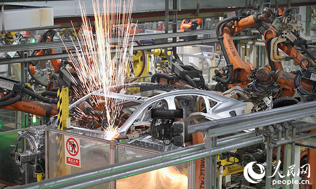 長安汽車兩江工廠，機(jī)械臂正在工作。人民網(wǎng)記者 劉祎攝
