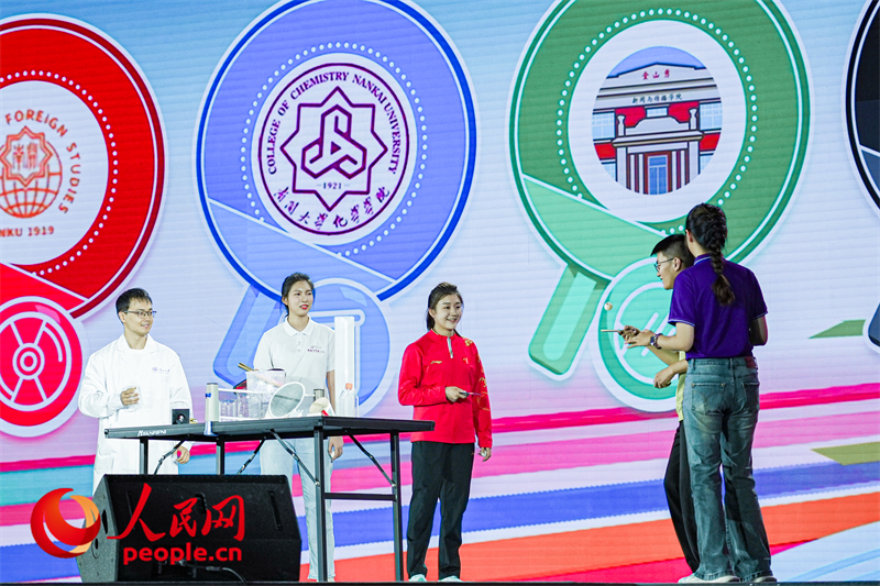 陳夢與南開學(xué)子互動。人民網(wǎng)記者 于凱攝