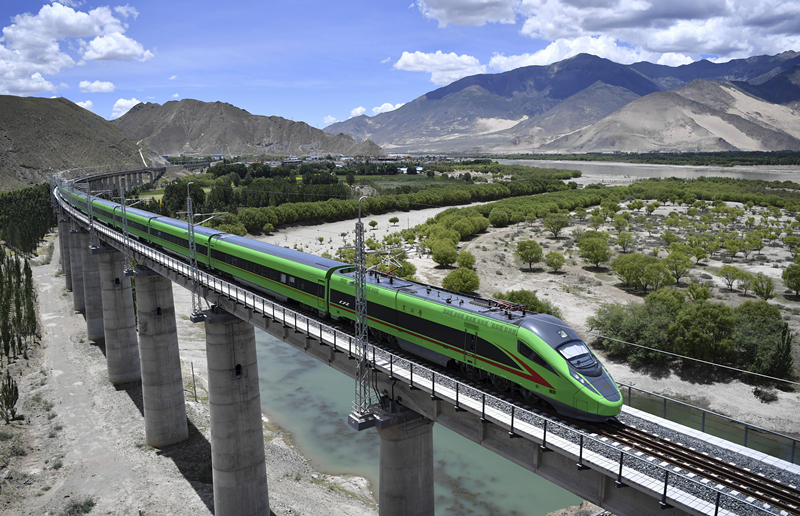 2022年6月22日，復(fù)興號列車行駛在西藏山南境內(nèi)。