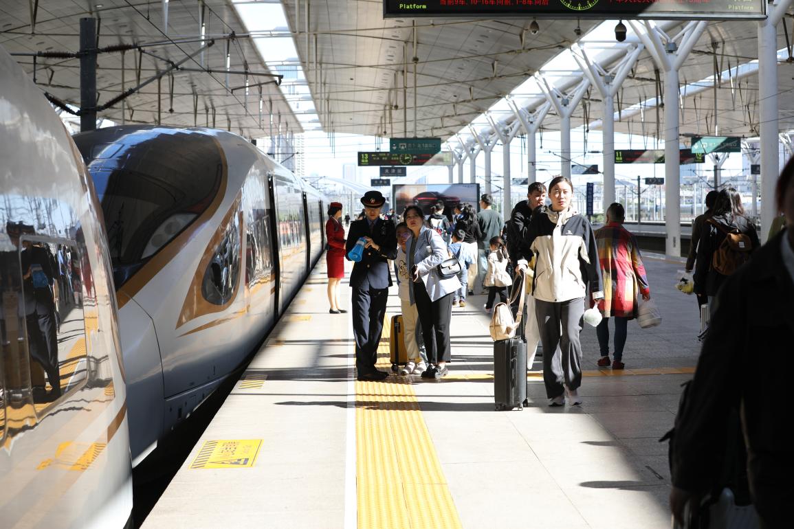 旅客在站臺(tái)準(zhǔn)備乘車。受訪方供圖