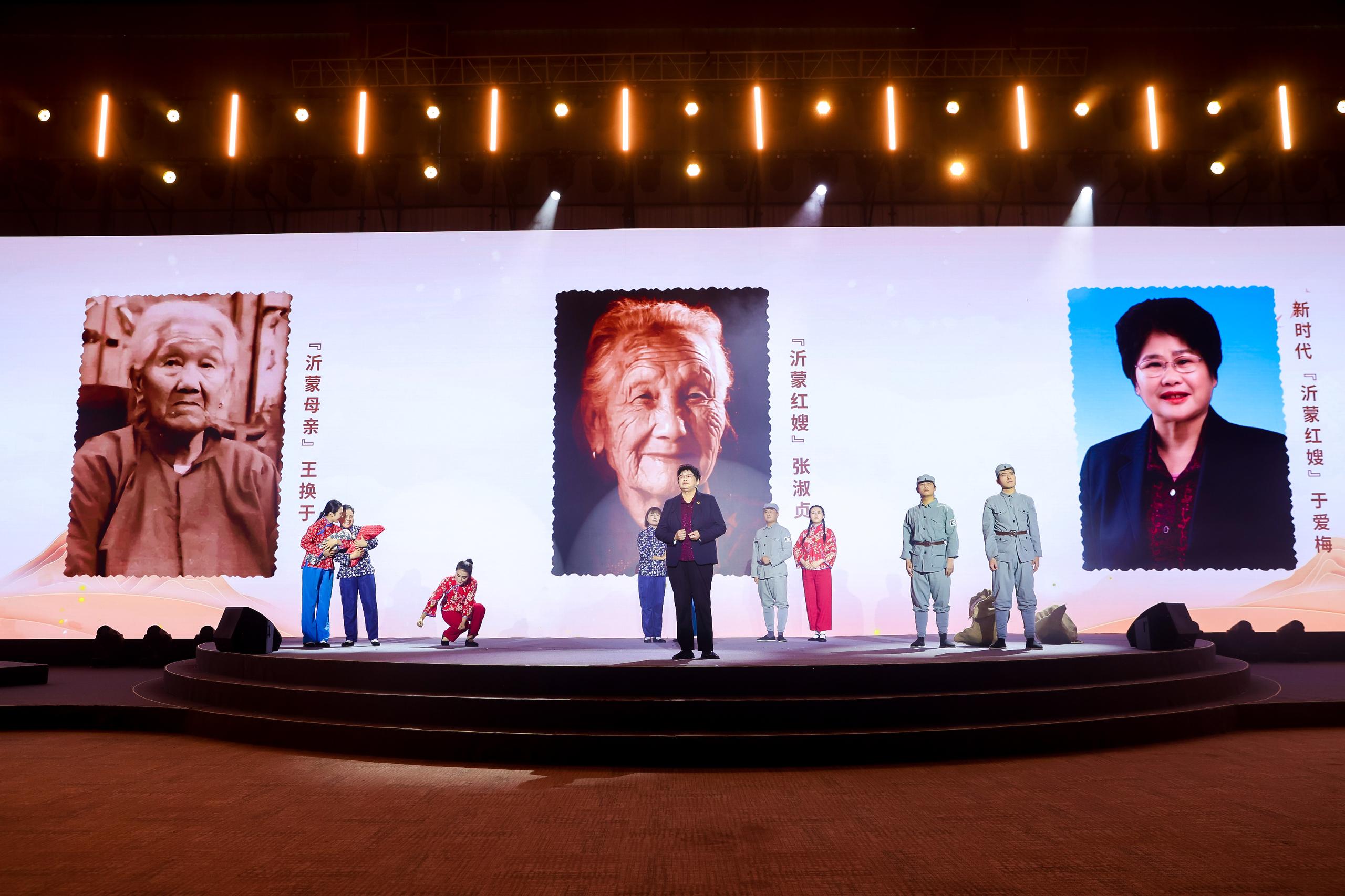 “何以中國(guó)·弦歌不輟”網(wǎng)絡(luò)主題活動(dòng)現(xiàn)場(chǎng)，于愛(ài)梅講述“沂蒙紅嫂”的故事。人民視頻供圖。