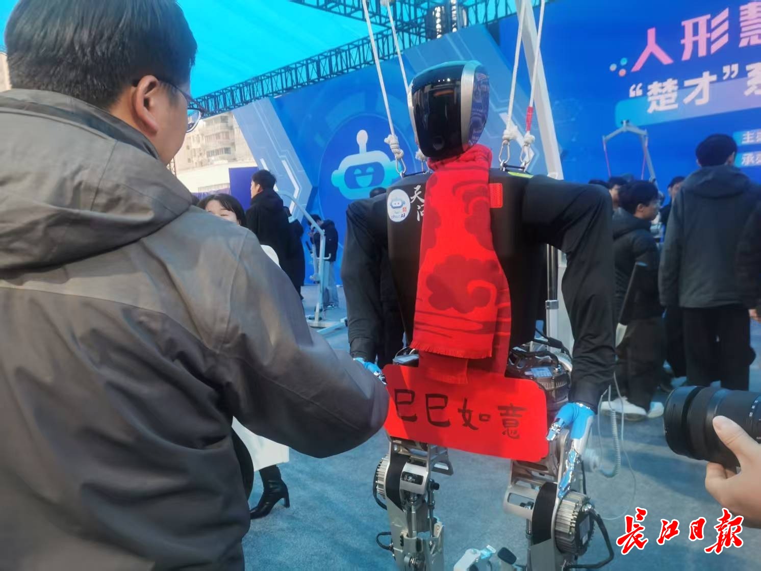 “天問(wèn)”人形機(jī)器人和參觀市民握手，互致新年快樂(lè)。 長(zhǎng)江日?qǐng)?bào)記者陳永權(quán) 攝