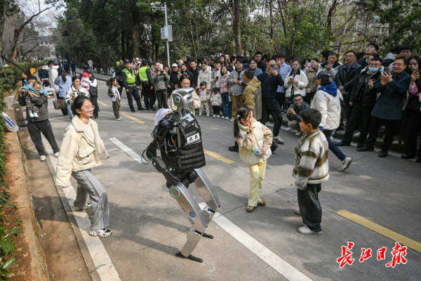 “智警小珞”人形機(jī)器人和小朋友們斗舞。長(zhǎng)江日?qǐng)?bào)記者史偉 攝