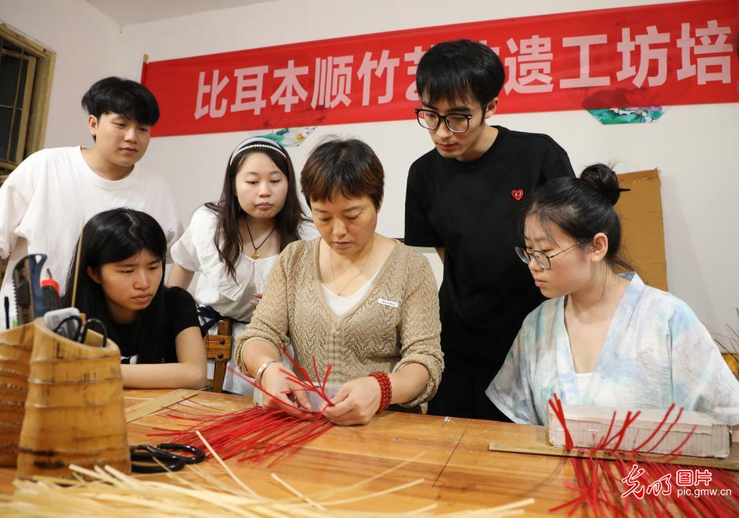 直播助農(nóng)、健康義診、扮靚街巷……青年學子暑期返鄉(xiāng)服務桑梓