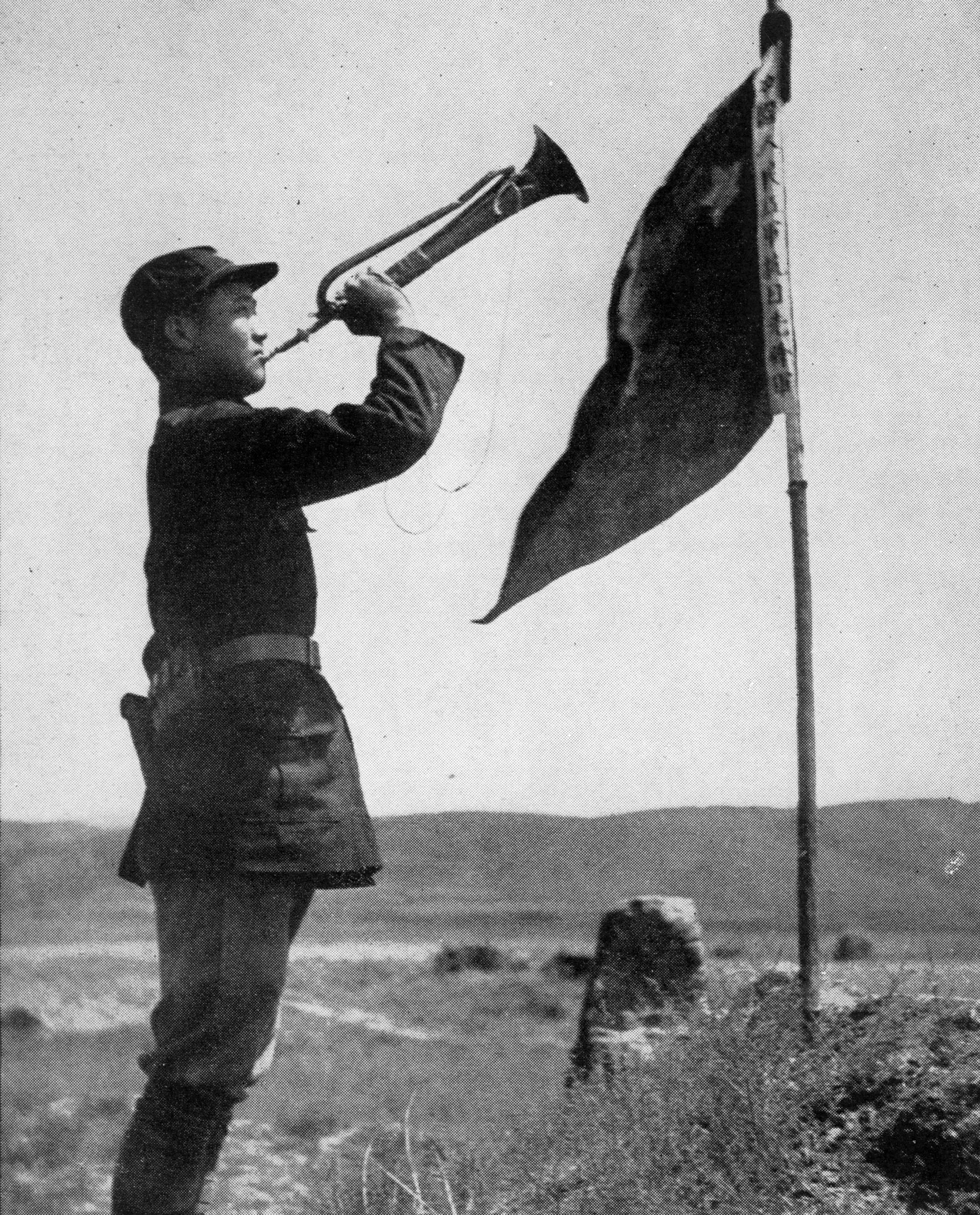 斯諾在預(yù)旺堡拍攝的紅軍司號員，他身邊的旗子上寫著“中國人民紅軍抗日先鋒隊”。