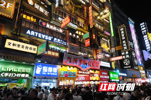 “五一”假期五一商圈客流激增，網(wǎng)紅長(zhǎng)沙再現(xiàn)頂流效應(yīng)。.jpg