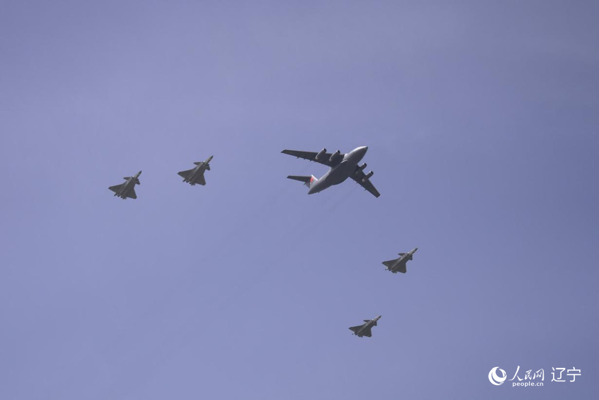 執(zhí)行第十二批在韓中國(guó)人民志愿軍烈士遺骸轉(zhuǎn)運(yùn)任務(wù)的運(yùn)-20進(jìn)入中國(guó)領(lǐng)空后，首次采用“五機(jī)編隊(duì)”的方式，由4架殲-20伴飛護(hù)航，與往年相比護(hù)航規(guī)格更高。人民網(wǎng)記者 邱宇哲攝