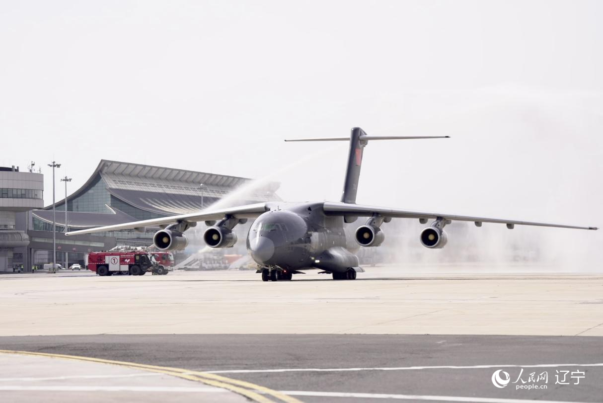 沈陽(yáng)桃仙國(guó)際機(jī)場(chǎng)以“過水門”最高禮遇迎接英烈回家。人民網(wǎng)記者 邱宇哲攝
