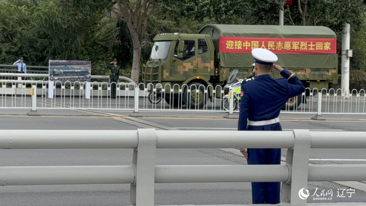 沈陽(yáng)市渾河橋東側(cè)，擺放著東風(fēng)—5C導(dǎo)彈的受閱照片。人民網(wǎng)記者 湯龍攝