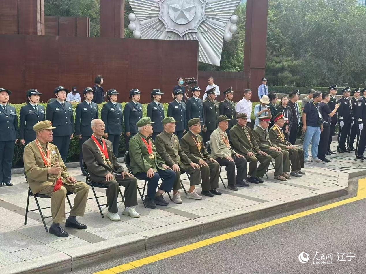 沈陽(yáng)抗美援朝烈士陵園門前，志愿軍老戰(zhàn)士等候戰(zhàn)友的歸隊(duì)。人民網(wǎng)記者 周頌雪攝