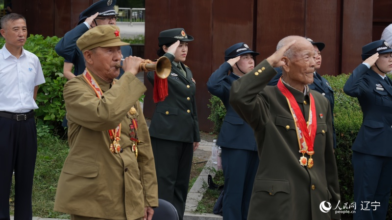 志愿軍老戰(zhàn)士南啟祥再次為戰(zhàn)友吹響了沖鋒號(hào)。人民網(wǎng)記者 周頌雪攝