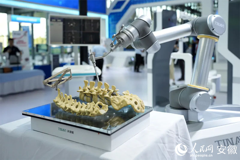 2024世界制造業(yè)大會(huì)上展出的骨科手術(shù)機(jī)器人。人民網(wǎng)記者 王銳攝