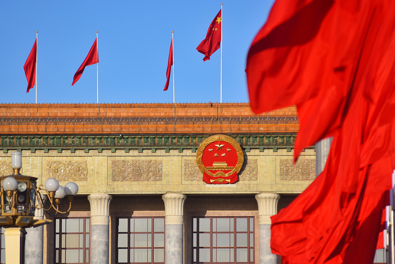 2024年3月8日，北京上空現(xiàn)“兩會藍”，人民大會堂前紅旗飄揚。