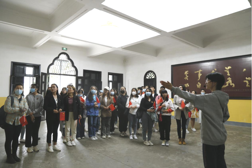 2021年5月20日，在喜迎中國(guó)共產(chǎn)黨建黨100周年之際，我校開展了少數(shù)民族學(xué)生“學(xué)黨史、感恩黨、跟黨走”紅色研學(xué)活動(dòng)。