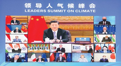 2021年4月22日晚，應(yīng)美國(guó)總統(tǒng)拜登邀請(qǐng)，國(guó)家主席習(xí)近平在北京以視頻方式出席領(lǐng)導(dǎo)人氣候峰會(huì)，并發(fā)表題為《共同構(gòu)建人與自然生命共同體》的重要講話。新華社記者 李 響攝