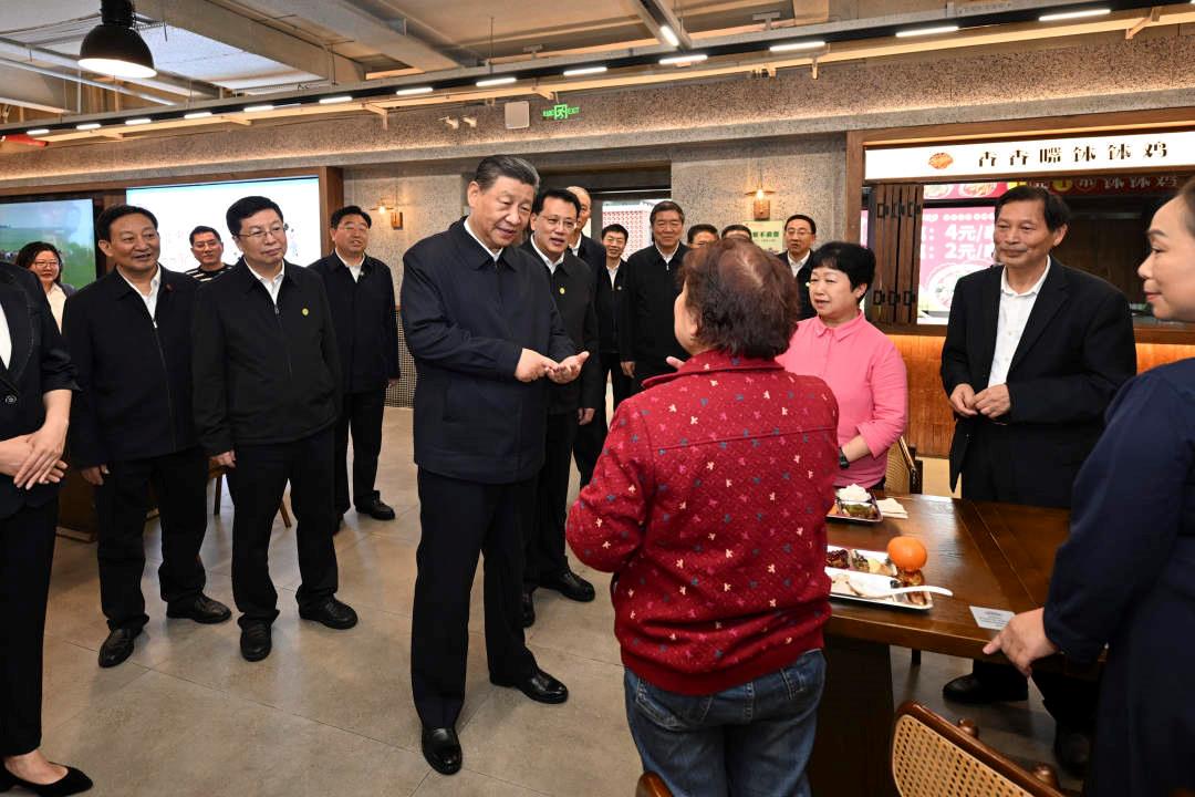 △2024年4月22日，習近平總書記來到重慶九龍坡區(qū)謝家灣街道民主村社區(qū)考察。