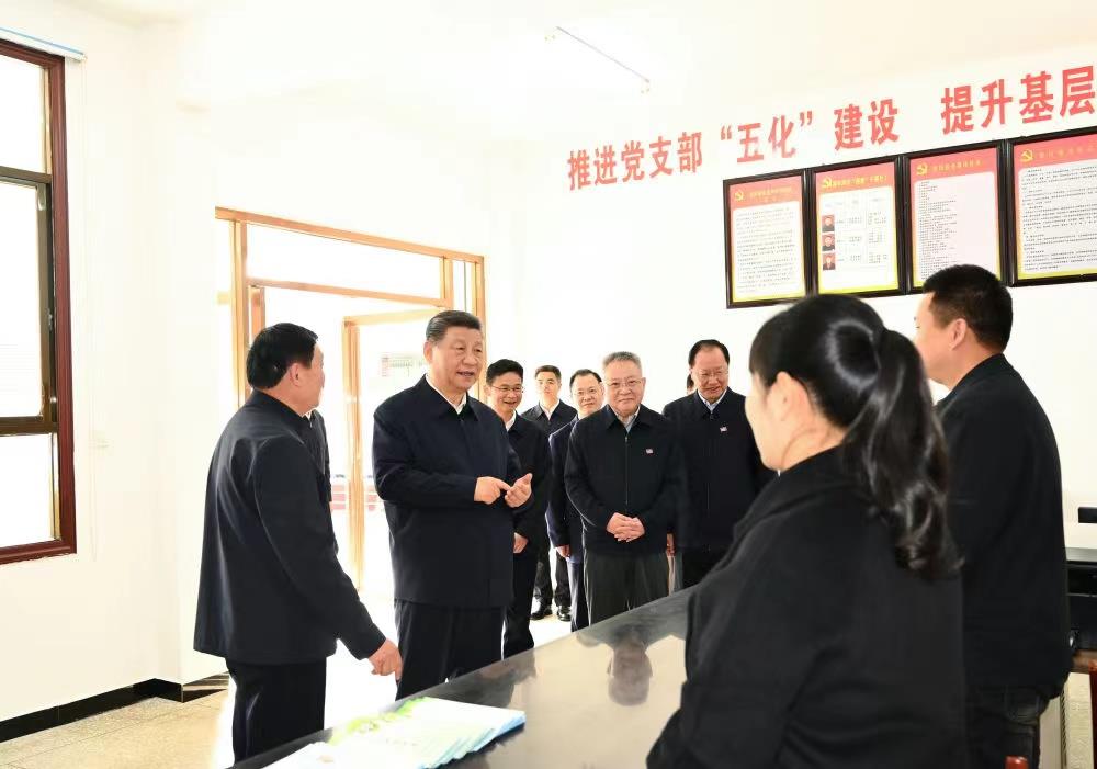 △2024年3月19日，習近平總書記在湖南常德市鼎城區(qū)謝家鋪鎮(zhèn)港中坪村黨群服務中心了解當?shù)貫榛鶎訙p負、提升基層治理效能等情況。