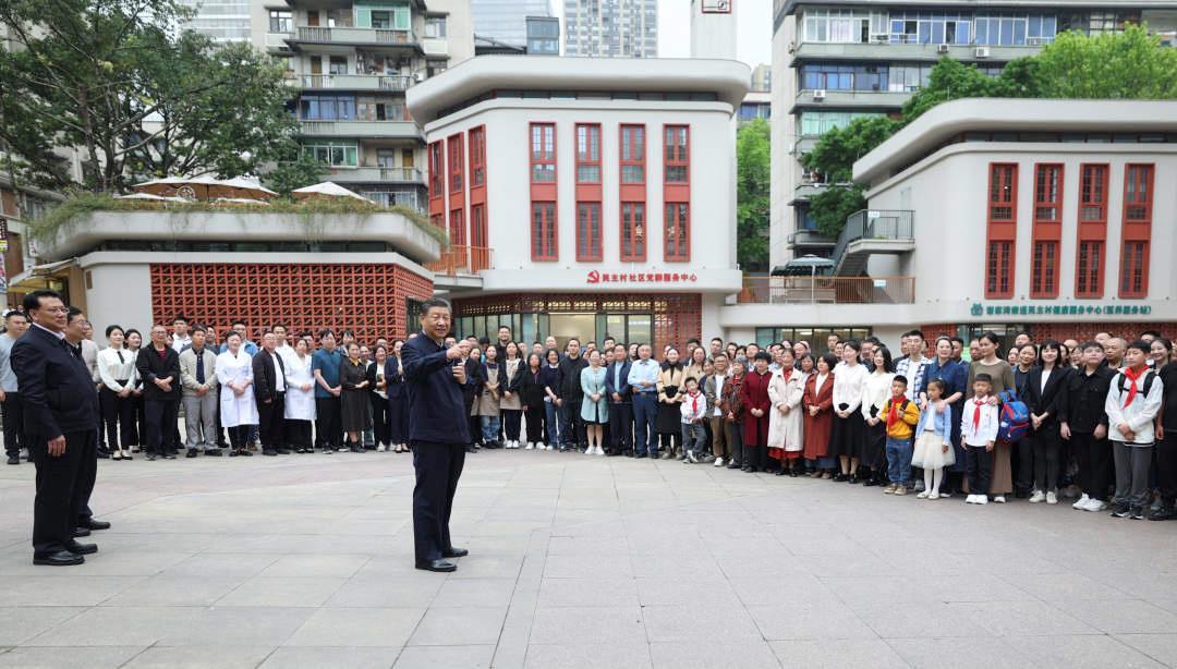 △2024年4月22日，習近平總書記來到重慶九龍坡區(qū)謝家灣街道民主村社區(qū)考察。