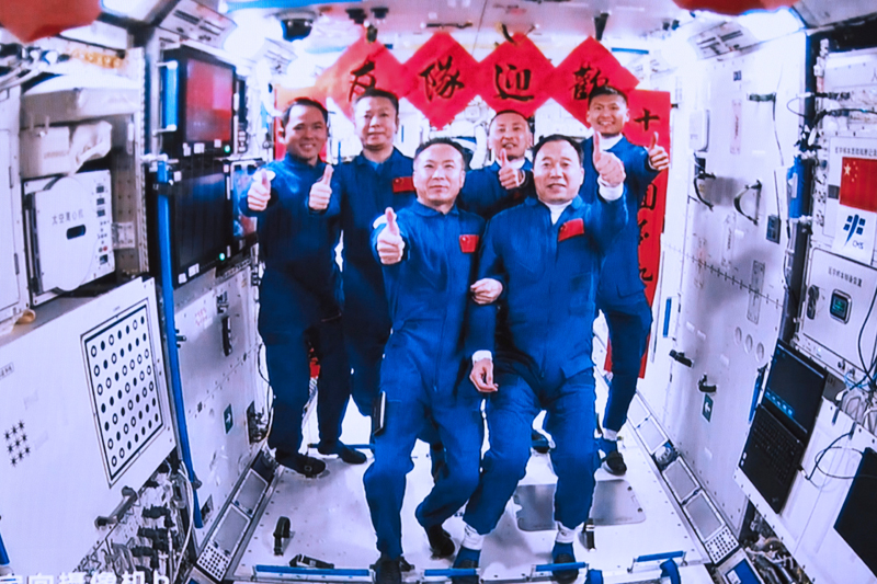 2023年5月30日，在北京航天飛行控制中心拍攝的神舟十五號(hào)航天員乘組與神舟十六號(hào)航天員乘組拍下“全家?！钡漠?huà)面。
