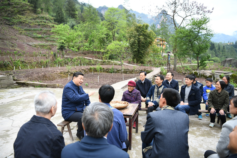 2019年4月15日至17日，中共中央總書記、國(guó)家主席、中央軍委主席習(xí)近平在重慶考察，并主持召開解決“兩不愁三保障”突出問(wèn)題座談會(huì)。這是4月15日下午，習(xí)近平在石柱土家族自治縣中益鄉(xiāng)華溪村同村民代表、基層干部、扶貧干部、鄉(xiāng)村醫(yī)生等圍坐在一起，共話脫貧攻堅(jiān)。新華社記者 謝環(huán)馳 攝