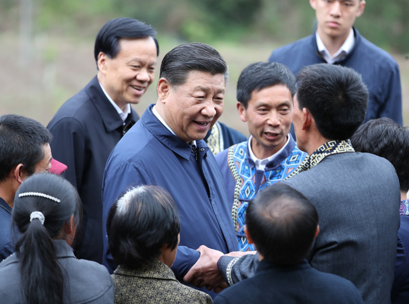2019年4月15日至17日，中共中央總書記、國(guó)家主席、中央軍委主席習(xí)近平在重慶考察，并主持召開解決“兩不愁三保障”突出問(wèn)題座談會(huì)。這是4月15日下午，習(xí)近平在石柱土家族自治縣中益鄉(xiāng)華溪村同村民親切交流。新華社記者 丁海濤 攝