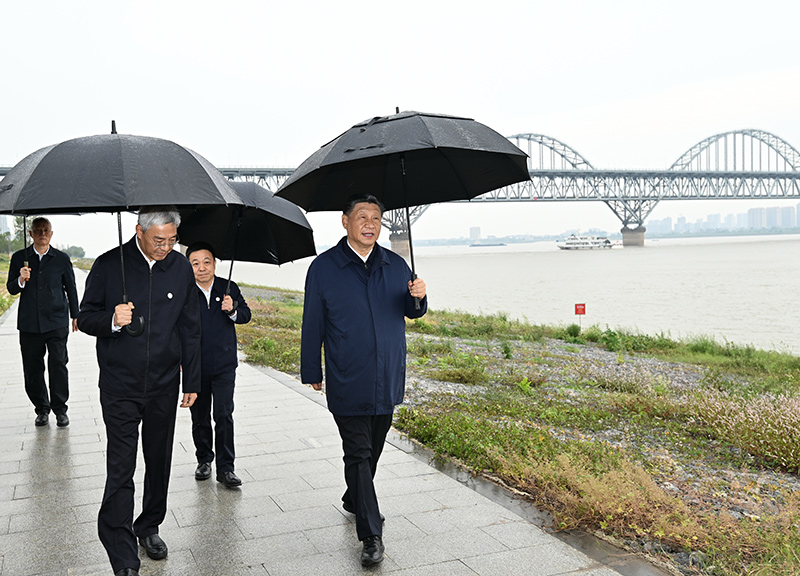 2023年10月10日至13日，中共中央總書記、國家主席、中央軍委主席習(xí)近平在江西考察。這是10日下午，習(xí)近平在長江國家文化公園九江城區(qū)段考察時，冒雨沿江堤步行察看沿岸風貌。新華社記者 謝環(huán)馳 攝