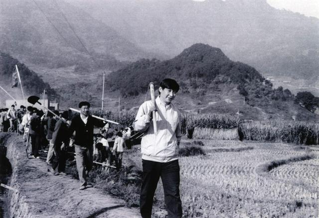 1989年12月2日，時(shí)任中共寧德地委書記的習(xí)近平帶領(lǐng)地直機(jī)關(guān)千余名干部到寧德縣南漈水利工地參加清溝排障修整水渠勞動(dòng)。新華社發(fā)